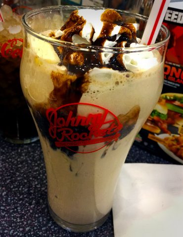 Kong Milkshakes at Johnny Rockets! | Dinosaur Dracula!